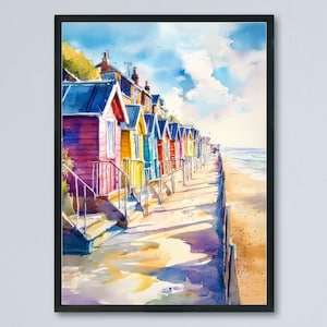 Könnte beinhalten: Aquarellmalerei von bunten Strandhütten in einer Reihe an einem Sandstrand. Die Hütten haben blaue, rote, gelbe und grüne Außenwände. Der Himmel ist blau mit weißen Wolken, und das Meer ist im Hintergrund zu sehen.
