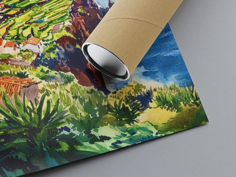 Pode incluir: Impress&atilde;o de arte em aquarela de paisagem com uma cena vibrante de colina com casas, &aacute;rvores e c&eacute;u azul. A obra de arte &eacute; enrolada em um tubo de papel&atilde;o marrom.