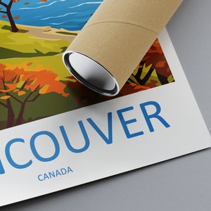 Pu&ograve; includere: Un'illustrazione colorata di un paesaggio con alberi e un'area d'acqua. Il testo "Vancouver, Canada" &egrave; stampato in blu nella parte inferiore del poster.