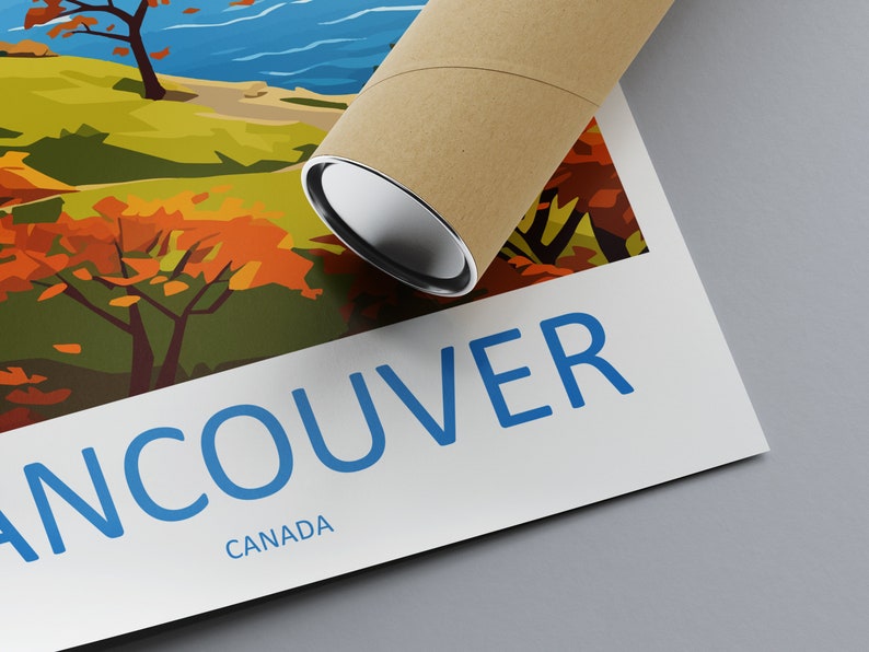 Pu&ograve; includere: Un'illustrazione colorata di un paesaggio con alberi e un'area d'acqua. Il testo "Vancouver, Canada" &egrave; stampato in blu nella parte inferiore del poster.