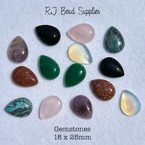 Peut inclure: Assortiment de cabochons en forme de goutte de pierre précieuse de 18 x 25 mm dans différentes couleurs, notamment le vert, le rose, le noir, le brun et le violet. Pierres précieuses 18 x 25 mm.
