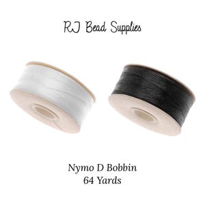 Peut inclure: Deux bobines de fil Nymo D Bobbin, une blanche et une noire, contenant chacune 64 yards de fil.