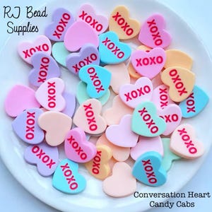 Peut inclure: Assortiment de cœurs en forme de bonbons conversationnels de différentes couleurs avec le mot "XOXO" imprimé sur chacun d'eux.