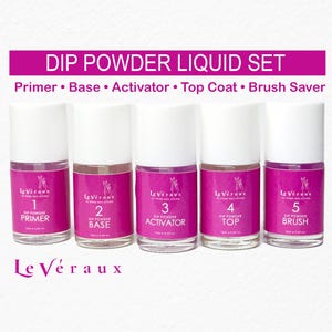 Könnte beinhalten: Ein Set aus fünf Flüssigkeiten für Nagel-Dip-Puder in transparenten Glasflaschen mit weißen Kappen. Die Flaschen sind mit rosa Etiketten und dem Text "DIP POWDER LIQUID SET" versehen. Das Set enthält Primer, Base, Activator, Top Coat und Brush Saver.