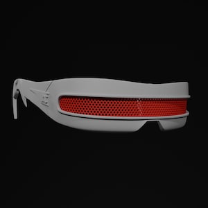 Può includere: Una visiera bianca in stile futuristico con una lente rossa perforata. La visiera ha un design elegante e curvo con una piccola estensione angolata sul lato sinistro. La lente rossa è rettangolare e sembra essere realizzata in materiale a rete.