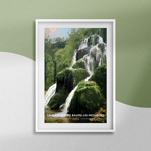 Peut inclure: Une impression encadrée d'une cascade descendant des rochers recouverts de mousse dans une forêt luxuriante et verte. Le texte sous l'image indique "LA CASCADE DE BAUME-LES-MESSIEURS JURA".