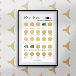 Peut inclure: Affiche encadrée noire avec le texte "cols et monts les ascensions françaises" et un dessin de vélo. L'affiche présente une grille de cercles dorés, certains avec des images, représentant des ascensions françaises.