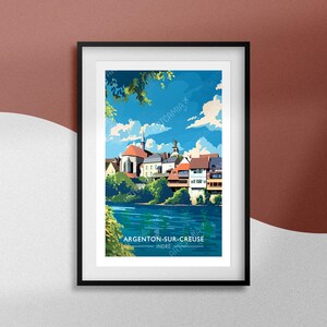 Pode incluir: Uma impressão de arte emoldurada com uma ilustração estilizada da cidade de Argenton-sur-Creuse no departamento de Indre, mostrando edifícios ao longo da margem de um rio sob um céu azul brilhante com nuvens brancas e folhagem verde.