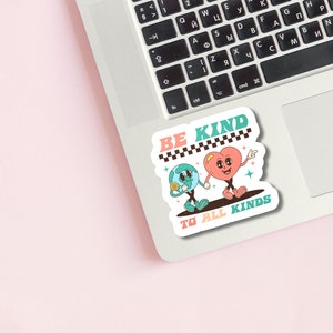 Adesivo de vinil "Seja gentil com todos os tipos" | Adesivo retrô | Mãe Terra | Amante da natureza | Bem-estar animal | Afirmações | Defensor | Antibullying