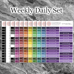 Pode incluir: Um conjunto de adesivos coloridos para planejador semanal e diário. Os adesivos são em vários tons de roxo, rosa, vermelho, laranja, amarelo, verde, azul e cinza. Os adesivos têm os dias da semana escritos neles, incluindo segunda-feira, terça-feira, quarta-feira, quinta-feira, sexta-feira, sábado e domingo.