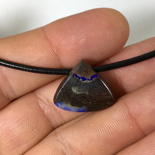 Pendentif en Opale Boulder monté sur un cordon de cuir noir avec embouts et fermoir en argent