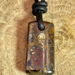 Opale Boulder de 11.70 carats montée sur un collier en cuir noir réglable. Bijoux en pierre 100% naturelle fait main.