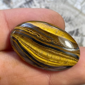 Tigeröga, 31,80 karat. Ädelstenskvalitet. Polerad natursten. Perfekt för samlare eller smyckesdesigners.