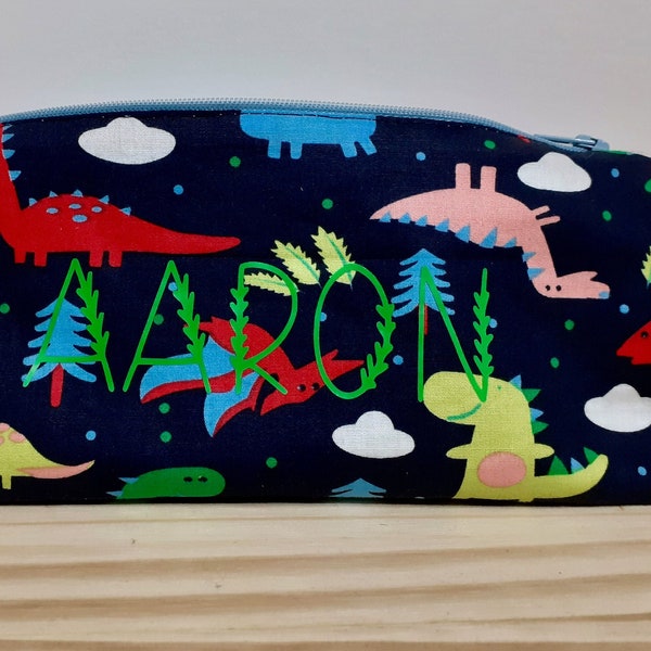 trousse dinosaure prénom, trousse d'école personnalisée, trousse enfant animaux, cadeau enfant personnalisé, rentrée, cadeau d'anniversaire