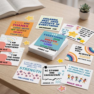 Pode incluir: Uma coleção de cartões quadrados com ilustrações coloridas e versículos bíblicos. Os cartões exibem textos como Children Obey Your Parents, I Give You Thanks O Lord, Let Everything That Has Breath Praise The Lord e Be Strong And Courageous.