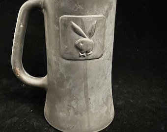 Playboy Club bierpul in tinnen stijl met reliëf konijnlogoglas