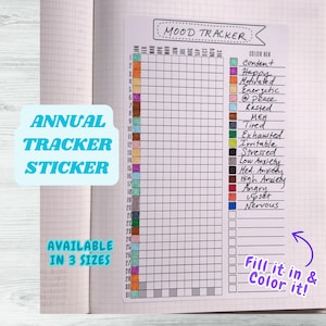 Könnte beinhalten: Ein druckbarer Stimmungs-Tracker-Aufkleber mit einem Raster für jeden Monat des Jahres. Der Aufkleber hat einen Farbschlüssel mit verschiedenen Farben, die verschiedene Stimmungen repräsentieren, wie z. B. zufrieden, glücklich, motiviert, energiegeladen, in Frieden, ausgeruht, mittelmäßig, müde, erschöpft, gereizt, gestresst, leichte Angst, mittlere Angst, starke Angst, wütend, verärgert und nervös. Der Aufkleber lautet "Jahres-Tracker-Aufkleber" und "Erhältlich in 3 Größen".