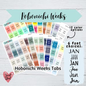 Peut inclure: Plusieurs onglets Hobonichi Weeks colorés avec des étiquettes de mois et le texte "Hobonichi Weeks Tabs". L'image présente 12 options de couleurs et 6 choix de polices. La marque "Sweet About" est également visible.