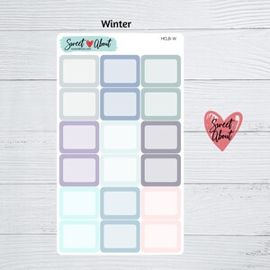Puede incluir: Una hoja de pegatinas para planificadores con tem&aacute;tica invernal con una variedad de colores y formas. Las pegatinas presentan una gama de colores azul claro, gris y rosa. Las pegatinas est&aacute;n etiquetadas como "Winter" y "Sweet About".