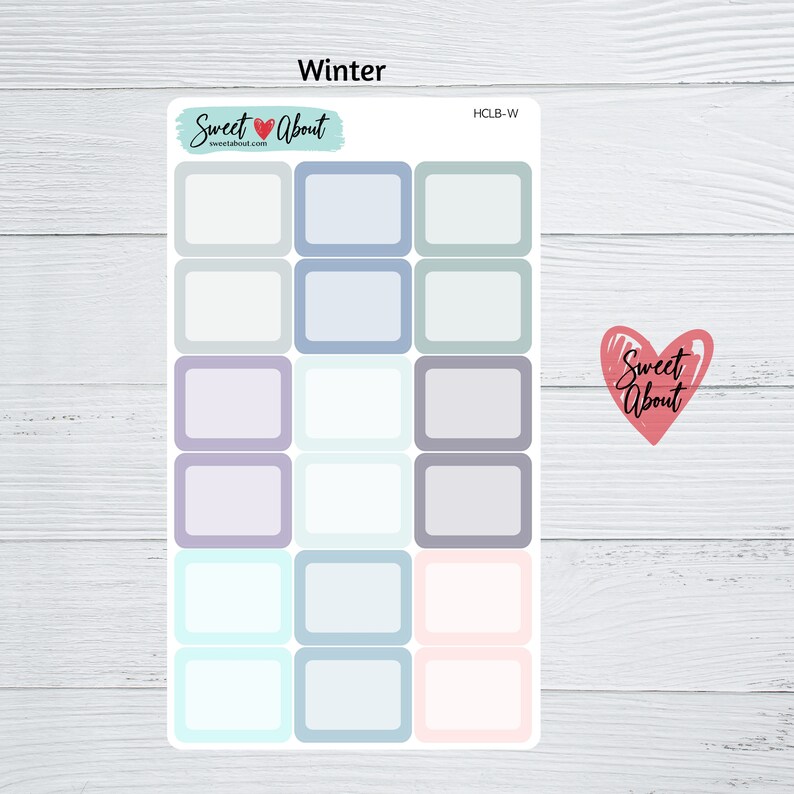 Puede incluir: Una hoja de pegatinas para planificadores con tem&aacute;tica invernal con una variedad de colores y formas. Las pegatinas presentan una gama de colores azul claro, gris y rosa. Las pegatinas est&aacute;n etiquetadas como "Winter" y "Sweet About".
