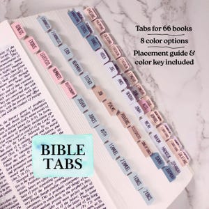 Puede incluir: Pestañas de la Biblia con nombres de libros en varios colores, incluyendo Génesis y Éxodo. Las pestañas están diseñadas para 66 libros y vienen con una guía de colocación y una clave de color.