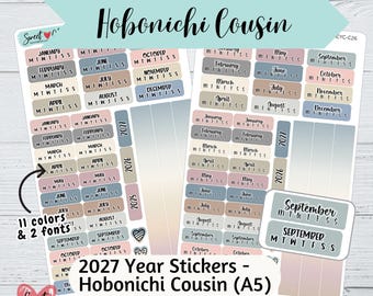 Può includere: Due fogli di adesivi per agenda Hobonichi Cousin A5, che includono i mesi da gennaio a dicembre con i giorni della settimana, gli anni 2025, 2026 e 2027 e strisce sfumate. Gli adesivi sono disponibili in vari colori tenui con due caratteri.
