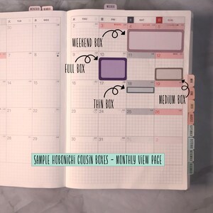 Puede incluir: Un primer plano de una p&aacute;gina de vista mensual de un planificador Hobonichi Cousin. La p&aacute;gina est&aacute; dividida en una cuadr&iacute;cula con casillas para cada d&iacute;a del mes. Las casillas est&aacute;n etiquetadas con los d&iacute;as de la semana y los n&uacute;meros de los d&iacute;as. Hay tres tipos diferentes de casillas: casillas de fin de semana, casillas completas y casillas delgadas. Las casillas de fin de semana son m&aacute;s grandes que las otras casillas y est&aacute;n etiquetadas con las palabras "Weekend Box". Las casillas completas son del tama&ntilde;o est&aacute;ndar y est&aacute;n etiquetadas con las palabras "Full Box". Las casillas delgadas son m&aacute;s peque&ntilde;as que las casillas est&aacute;ndar y est&aacute;n etiquetadas con las palabras "Thin Box". Tambi&eacute;n hay una casilla mediana etiquetada "Medium Box".