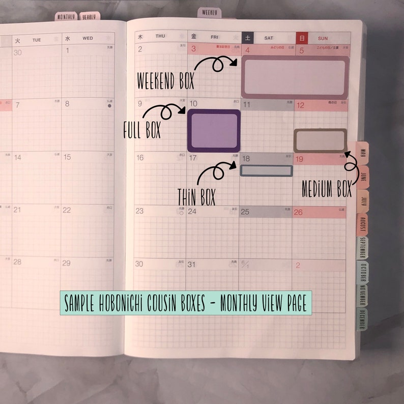 Puede incluir: Un primer plano de una p&aacute;gina de vista mensual de un planificador Hobonichi Cousin. La p&aacute;gina est&aacute; dividida en una cuadr&iacute;cula con casillas para cada d&iacute;a del mes. Las casillas est&aacute;n etiquetadas con los d&iacute;as de la semana y los n&uacute;meros de los d&iacute;as. Hay tres tipos diferentes de casillas: casillas de fin de semana, casillas completas y casillas delgadas. Las casillas de fin de semana son m&aacute;s grandes que las otras casillas y est&aacute;n etiquetadas con las palabras "Weekend Box". Las casillas completas son del tama&ntilde;o est&aacute;ndar y est&aacute;n etiquetadas con las palabras "Full Box". Las casillas delgadas son m&aacute;s peque&ntilde;as que las casillas est&aacute;ndar y est&aacute;n etiquetadas con las palabras "Thin Box". Tambi&eacute;n hay una casilla mediana etiquetada "Medium Box".