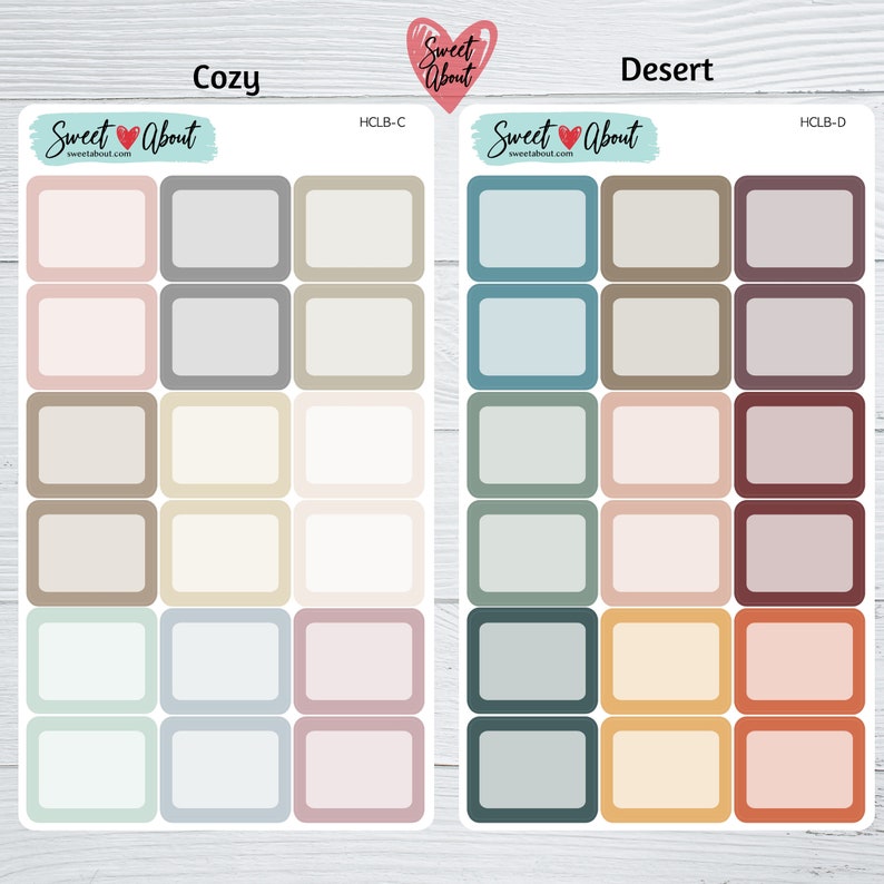 Puede incluir: Dos juegos de 12 pegatinas rectangulares en blanco con esquinas redondeadas. Las pegatinas est&aacute;n en dos paletas de colores: Cozy con tonos beige, marr&oacute;n claro, rosa y verde y Desert con tonos marr&oacute;n, naranja, rojo y azul. Cada pegatina tiene un fino borde negro.