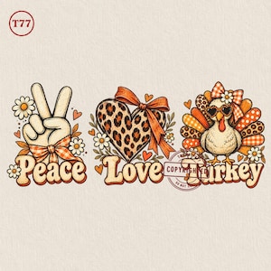 Peut inclure: Un design graphique avec le texte Peace Love Turkey. Le mot Peace est accompagné d'une main faisant un signe de paix, Love d'un cœur à motif léopard avec un nœud orange, et Turkey d'une dinde portant des lunettes en forme de cœur.