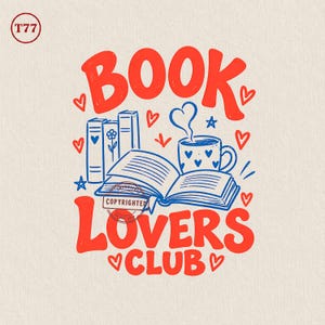 Peut inclure: Un design graphique avec le texte rouge BOOK LOVERS CLUB et des illustrations bleues de trois livres debout, un livre ouvert et une tasse à motifs de cœurs avec de la vapeur. De petits cœurs rouges et des étoiles bleues parsèment l'ensemble.