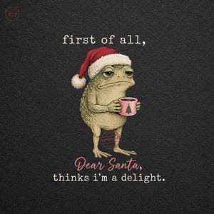Könnte beinhalten: Eine grafische Illustration auf schwarzem Hintergrund zeigt eine grüne Kröte mit einer rot-weißen Weihnachtsmannmütze. Die Kröte hält eine rosa Tasse mit einem grünen Weihnachtsbaum-Motiv. Der Text lautet: first of all, Dear Santa, thinks i'm a delight.