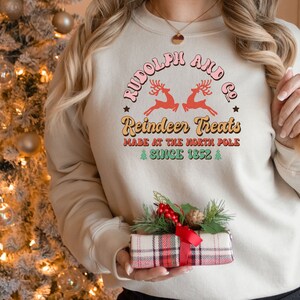 Sweat-shirt Rudolph And Company, Sweat-shirt Renne, Pull de Noël, Pull de Noël, Pull Rudolph, Sweat-shirt Rudolph, Chemise de Noël,