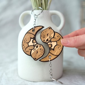 Porte-clés assortis en bois de loutre de mer, cadeau d'anniversaire mignon pour les couples, cadeau unique pour les amoureux des animaux