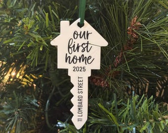 Adorno navideño personalizado con forma de llave de casa, Adorno navideño para nuestra primera casa, Regalo de Navidad para nuevos propietarios, Adorno navideño personalizado