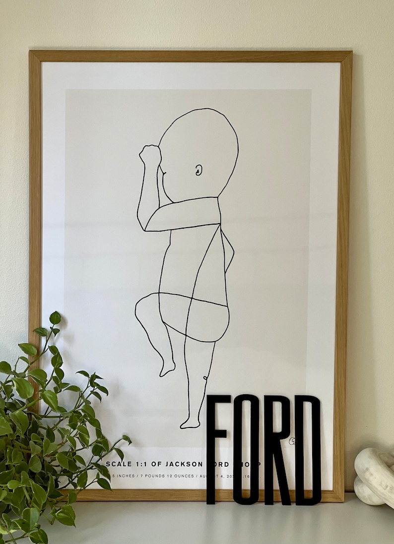 Puede incluir: Un dibujo en blanco y negro de un beb&eacute; en un marco. La palabra "FORD" est&aacute; escrita en letras negras debajo de la imagen. El texto debajo de la imagen dice "SCALE 1:1 OF JACKSON 5 INCHES / 7 POUNDS 12 OUNCES AU ORD OP 1 4, 20 16"