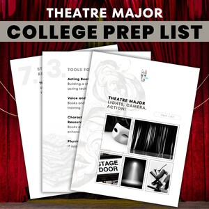 Könnte beinhalten: Drei weiße Papierbögen mit Text, darunter "THEATRE MAJOR COLLEGE PREP LIST". Ein Bogen zeigt eine Collage von Theaterbildern und den Text "LIGHTS, CAMERA, ACTION!". Der Hintergrund ist ein roter Vorhang.