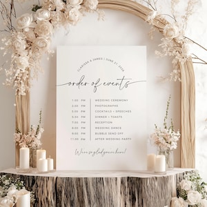 Può includere: Un cartello nuziale bianco con la scritta "Clarissa & James | 21 giugno 2028" e "ordine degli eventi" in elegante corsivo. Il programma include cerimonia, foto, ricevimento e ballo. Il cartello è decorato con fiori e candele.