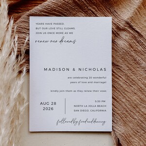 Puede incluir: Una tarjeta de invitaci&oacute;n de boda blanca con el texto "Years have passed, but our love still gleams. Join us once more as we renew our dreams."  Madison & Nicholas celebran 20 maravillosos a&ntilde;os de amor y matrimonio. &Uacute;nase a ellos para renovar sus votos. 28 de agosto de 2026, 5:30 PM, North La Jolla Beach, San Diego, California. Seguido de comida y baile.