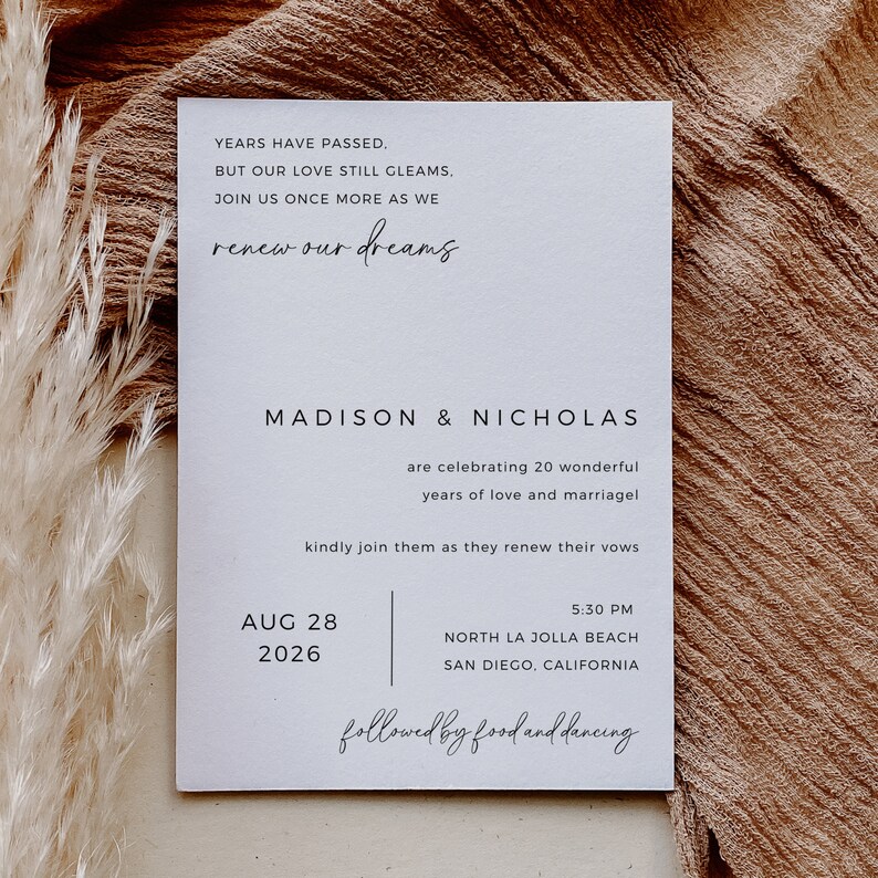Puede incluir: Una tarjeta de invitaci&oacute;n de boda blanca con el texto "Years have passed, but our love still gleams. Join us once more as we renew our dreams."  Madison & Nicholas celebran 20 maravillosos a&ntilde;os de amor y matrimonio. &Uacute;nase a ellos para renovar sus votos. 28 de agosto de 2026, 5:30 PM, North La Jolla Beach, San Diego, California. Seguido de comida y baile.