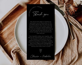Könnte beinhalten: Eine schwarz-weiße Dankeskarte mit schlichtem Design. Die Karte hat einen schwarzen Hintergrund mit weißem Text, der "Unsere liebsten Familienmitglieder + Freunde. Danke." lautet. Der Text wird mit einer Dankesbotschaft für die Anwesenheit der Gäste bei der Hochzeit fortgesetzt. Die Karte ist mit "Clarissa + Nicholas" und einem Herzsymbol signiert.