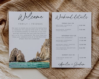 Könnte beinhalten: Eine Hochzeitseinladung mit einer Willkommensnachricht und einem Zeitplan für die Wochenenddetails. Die Einladung zeigt ein Foto eines felsigen Strandes mit türkisfarbenem Wasser. Der Text enthält die Namen Amelia und Graham sowie die Daten vom 28. bis 30. Juli.