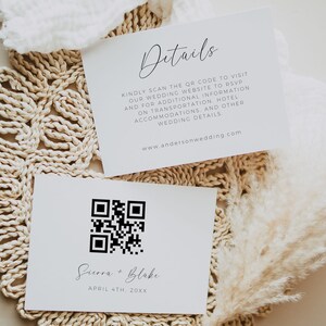 K&ouml;nnte beinhalten: Eine wei&szlig;e Karte mit einem schwarzen QR-Code und dem Text "Surra + Blake" und "APRIL 4TH, 20XX". Eine zweite wei&szlig;e Karte mit dem Text "Details" und "BITTE SCANNEN SIE DEN QR-CODE, UM UNSERE HOCHZEITSWEBSITE ZU BESUCHEN, UM SICH ANZUMELDEN UND F&Uuml;R WEITERE INFORMATIONEN &Uuml;BER TRANSPORT, HOTEL, UNTERK&Uuml;NFTE UND WEITERE HOCHZEITSDETAILS" und "www.andersonwedding.com".