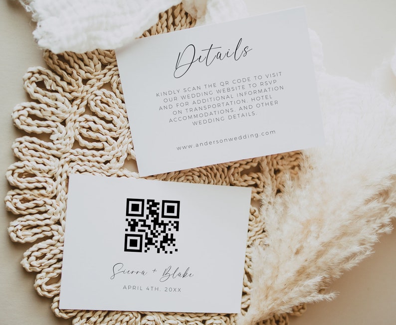 K&ouml;nnte beinhalten: Eine wei&szlig;e Karte mit einem schwarzen QR-Code und dem Text "Surra + Blake" und "APRIL 4TH, 20XX". Eine zweite wei&szlig;e Karte mit dem Text "Details" und "BITTE SCANNEN SIE DEN QR-CODE, UM UNSERE HOCHZEITSWEBSITE ZU BESUCHEN, UM SICH ANZUMELDEN UND F&Uuml;R WEITERE INFORMATIONEN &Uuml;BER TRANSPORT, HOTEL, UNTERK&Uuml;NFTE UND WEITERE HOCHZEITSDETAILS" und "www.andersonwedding.com".