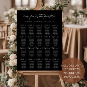 Może przedstawiać: Czarna karta rozsadzenia na ślub z białą kaligrafią. Karta nosi tytuł "nasi ulubieni ludzie" i zawiera listę stołów od 1 do 20 z nazwiskami gości. Karta zawiera tekst: "Zawiera do 120 gości, 200 gości, 300 gości".