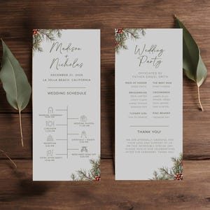以下が含まれることがあります： 松とベリーの冬のデザインが施された、結婚式の日程とパーティー情報のカード。カードには、マディソンとニコラスの名前、結婚式の日、場所、イベントのスケジュールが記載されています。パーティー情報には、司会者、メイドオブオナー、ブライズメイド、グルームズマン、フラワーガール、リングベアラー、感謝のメッセージが含まれています。