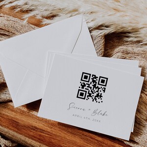 K&ouml;nnte beinhalten: Wei&szlig;e Karte mit einem schwarzen QR-Code, dem Text "Sierra + Blake" und dem Datum "April 4th, 20XX".