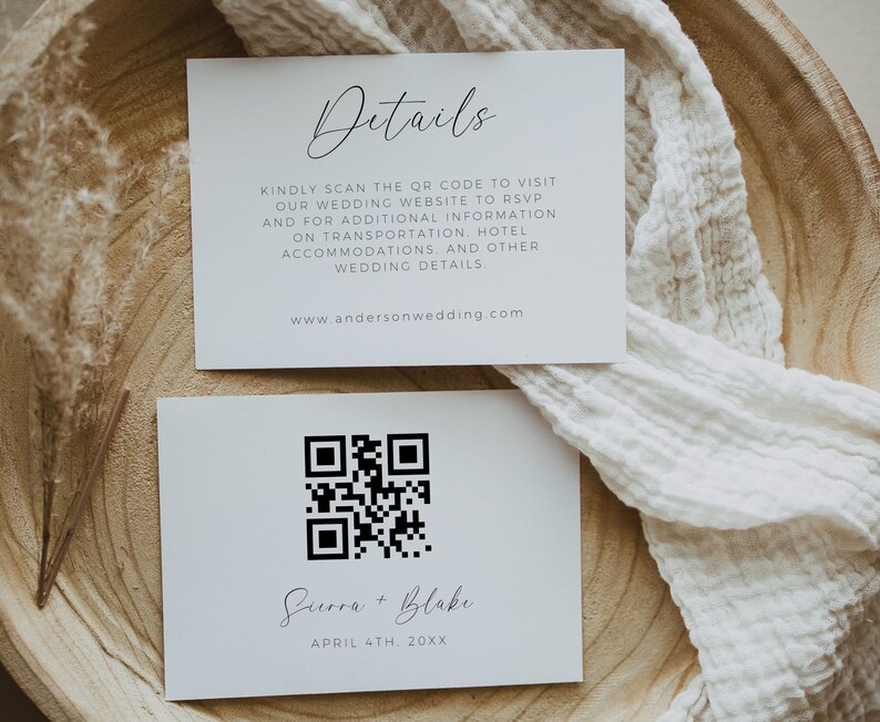 Pode incluir: Dois cart&otilde;es brancos com texto preto. O cart&atilde;o superior diz "Detalhes" e fornece instru&ccedil;&otilde;es para escanear um c&oacute;digo QR para visitar um site de casamento. O cart&atilde;o inferior tem um c&oacute;digo QR, o texto "Sierra + Blake" e a data "April 4th, 20XX".