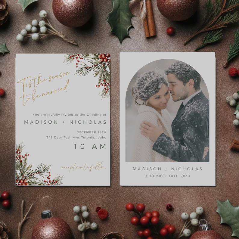 Może przedstawiać: Zaproszenie na ślub zimowy ze zdjęciem pary w śnieżnym otoczeniu, w łuku. Tekst zaproszenia brzmi "Tis the season to be married!" i zawiera imiona pary, datę ślubu, godzinę i miejsce.