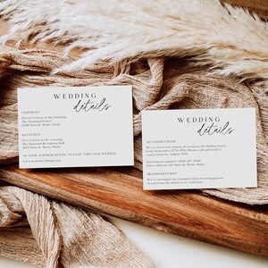 Op de afbeelding: Twee witte kaarten met zwarte tekst met details over de huwelijksceremonie en receptie. De kaarten hebben bovenaan de tekst "Wedding Details". De eerste kaart geeft de tijd en locatie van de ceremonie aan, en de tweede kaart geeft de tijd en locatie van de receptie aan. De kaarten bevatten ook informatie over accommodatie en vervoer.